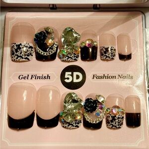 Elegant Gel Finish Press-On Nails with Black and Silver Details